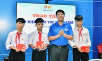 Trao Huy hiệu Tuổi trẻ dũng cảm cho 3 học sinh cứu 2 em nhỏ đuối nước