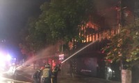 50 chiến sỹ được huy động dập lửa quán bar tại TP Vinh trong đêm