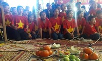 Mẹ Công Phượng mang gạo quê, củ sắn sang TQ tẩm bổ cho U23 Việt Nam