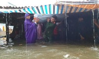 Công an đội mưa khuân hàng giúp tiểu thương chợ Vinh