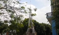 Giới trẻ giáo xứ ở Nghệ An dựng mô hình tháp Eiffel đón Noel