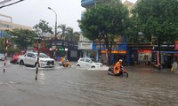 Mưa lớn gây ngập lụt, hàng ngàn học sinh Nghệ An, Hà Tĩnh không thể tới trường