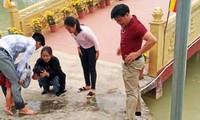 Thầy giáo cứu em nhỏ rơi xuống hồ nước ở chùa khi vãn cảnh