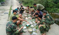 Lính quân hàm xanh trải lá chuối dọn bữa ăn bên suối để chống dịch COVID - 19
