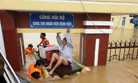 Chạy máy phát điện mổ khẩn cấp cho bệnh nhân tại Quảng Bình bị cô lập trong ‘rốn lũ’