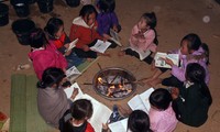 Buốt lạnh vì rét, học sinh miền núi đốt củi sưởi ấm học bài