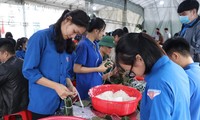 Thanh niên Hà Tĩnh, Nghệ An nấu bánh chưng, hỗ trợ bà con vùng lũ