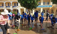 Áo xanh thanh niên hỗ trợ người dân khắc phục vệ sinh sau lũ