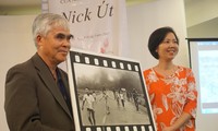 Nhiếp ảnh gia Nick Út trao "Em bé Napalm" cho bà Nguyễn Thị Bích Vân, Giám đốc bảo tàng Phụ nữ Việt Nam. Ảnh: Toan Toan
