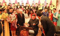 Chủ tịch Kim Jong-un chơi thử đàn bầu Việt Nam