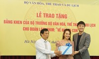 Bộ trưởng Nguyễn Ngọc Thiện trao quà cu Bon cho "bố mẹ" Bảo Thanh-Quốc Trường nhận hộ
