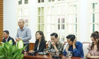Đạo diễn Nguyễn Danh Dũng và ê kíp Về nhà đi con tri ân khán giả khi nhận bằng khen của Bộ VHTTDL