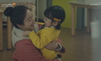 Mẹ ma Kim Tae Hee hạnh phúc ôm con trong vòng tay