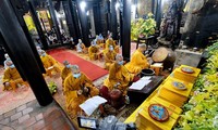 Giáo hội kêu gọi Tăng Ni, Phật tử cấm túc, nguyện cầu quốc thái dân an. Ảnh: HOÀNG MẠNH THẮNG