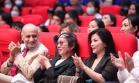 Khán phòng chật khán giả xem phim của NSND Đặng Nhật Minh