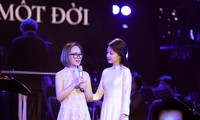 Con gái nghẹn ngào trong đêm nhạc tưởng nhớ nhạc sĩ Phú Quang