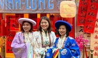 Trải nghiệm tour đêm tại Hoàng thành Thăng Long cho khách Tây