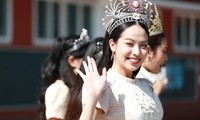 2.000 học sinh bao vây Hoa hậu Thanh Thủy