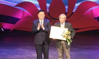 GS.TS. NGND Mã Giang Lân được tặng thưởng mức A của Hội đồng lý luận, phê bình VHNT