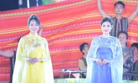 Hoa hậu Đỗ Thị Hà, Thanh Thủy trình diễn áo dài di sản tại Tuy Hòa