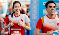 Vợ chồng Á hậu Phương Anh chạy 10km, Hoa khôi Thúy Vi về đích nhẹ nhàng ở Tiền Phong Marathon 2024