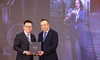 Chủ tịch Hà Nội Trần Sỹ Thanh đón nhận quà tặng của huyền thoại Kenny G