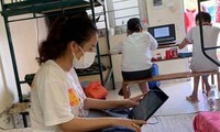 Học sinh Bắc Giang học trực tuyến trong khu cách ly. 