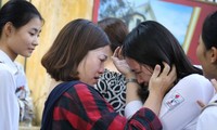 Thí sinh ôm mặt khóc nức nở ở kỳ thi tuyển sinh lớp 10 năm trước. (ảnh: Vietnamnet).