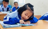 Học sinh lớp 1 tại Quảng Ninh đánh vần một bài đọc trong SGK lớp 1 năm học 2020-2021.