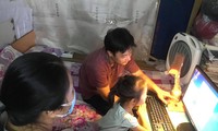 "Được tặng máy tính, từ nay con không bị lỡ giờ học nữa", chị Phạm Thị Thanh Hiên nói. 