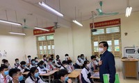 Phó giám đốc Sở GD&ĐT Hà Nội Phạm Xuân Tiến kiểm tra công tác dạy học tại 1 trường THCS sáng 22/11.