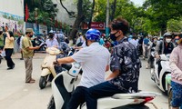 Hà Nội: Nhiều học sinh &apos;đầu trần&apos; ngồi xe máy đến điểm thi vào lớp 10