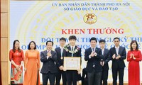 Khen thưởng học sinh giành Huy chương trong kỳ thi Olympic Khoa học trẻ quốc tế năm 2023 