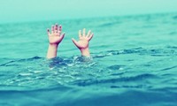 Trẻ đuối nước ở hồ bơi: Cảnh báo người lớn chỉ biết &apos;cắm mặt&apos; vào điện thoại