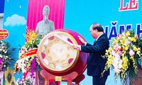 Thủ tướng đánh trống khai giảng tại Trường THPT Sơn Tây (Hà Nội)