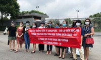 Nhóm phụ huynh phản đối chính sách học phí của Trường quốc tế Singapore ngày 13/5.