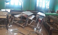Cảnh bàn ghế tan hoang ở một trường học tỉnh Quảng Trị sau lũ lụt. 