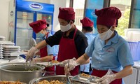 Trường học cung cấp hàng nghìn bữa ăn cho học sinh/ ngày. 