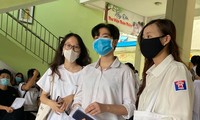 Học sinh Hà Nội phải đeo khẩu trang từ nhà tới trường. 