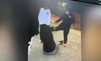 Học sinh bị đánh trên đường (ảnh cắt từ video).