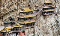 Ngôi chùa cheo leo vách núi ở Trung Quốc 