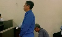 Nguyên giám đốc Phạm Nhật Kiều (trái) và phó giám đốc Lê Mạnh Dũng tại phiên tòa. Ảnh: Tân Châu