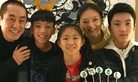 Đạo diễn Trương Nghệ Mưu hạnh phúc bên vợ trẻ và các con
