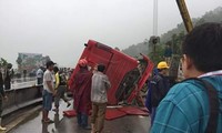 Những hình ảnh hiện trường lạnh gáy vụ lật xe khách ở Hà Tĩnh