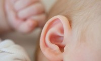 Đau tai, chảy dịch, sốt... có thể là dấu hiệu của viêm tai giữa cấp. Ảnh minh họa: A.M. 