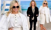 Pamela Anderson 51 tuổi trẻ trung trong show Chanel đẹp choáng ngợp