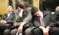 Vì sao người trẻ Nhật Bản quen ngủ vạ vật nơi công cộng?