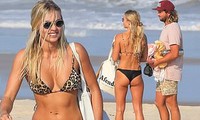 Người đẹp Úc Elyse Knowles diện bikini dạo biển lãng mạn bên bạn trai