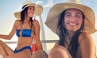 Sara Sampaio diện bikini đón năm mới ở biển