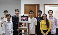 Bạn trẻ Việt sáng tạo robot giảm nguy cơ lây nhiễm cho bác sĩ trong mùa dịch 